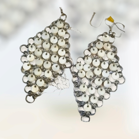 Vintage Boho 1970s Dangling Silver Tone Shell Disc Pierced Earrings - Picture 2 of 12